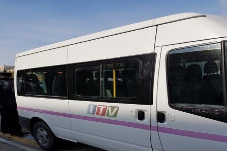 İTV-nin mikroavtobusu qəzaya düşdü – FOTO