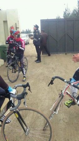 Yol polisi Azərbaycan yığmasının velosipedçilərini saxladı – VİDEO + FOTO