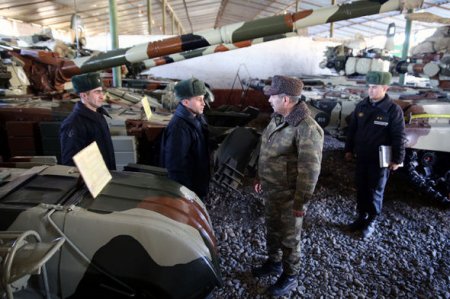 Zakir Həsənov tank bölmələrinin döyüş hazırlığını yoxladı – FOTO