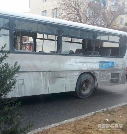 Bakıda betonqarışdıran maşın avtobusa çırpıldı - YARALILAR VAR - FOTO