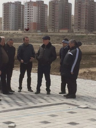 Sumqayıyt iş adamlarının Prezident Aparatı qarşısında etiraz aksiyası davam edir – Zakir Fərəcov isə şəhəri talayır