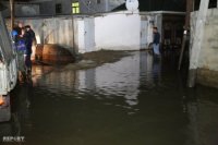 Bakıda su borusu partladı: 30-a yaxın ev su altında qadı - FOTOLAR