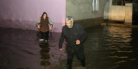 Bakıda su borusu partladı: 30-a yaxın ev su altında qadı - FOTOLAR