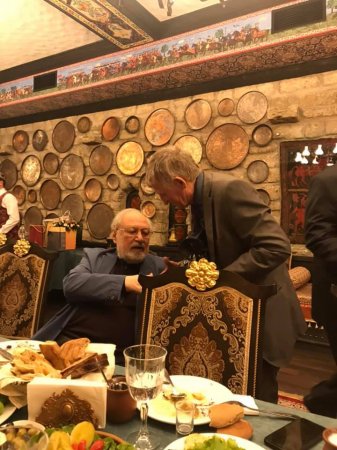 Rüstəm İbrahimbəyov Bakıya gəldi - Tanınmış siyasətçiləri restorana topladı