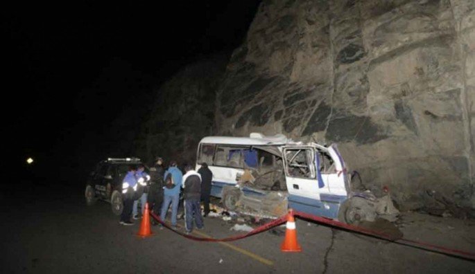 Bayramdan qayıdan mikroavtobus dağa çırpıldı: 19 ölü, 8 yaralı - FOTO