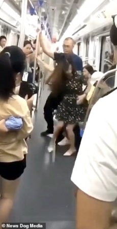 Metroda ürək bulandıran hadisə: qızın ətək altı şəkillərini çəkmək istədi - FOTO + VİDEO