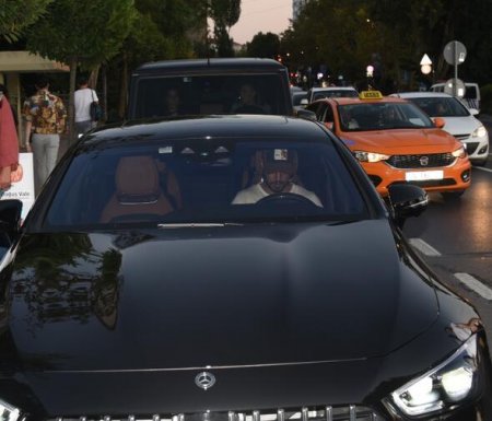 Məşhur müğənninin 5 milyonluq “Mercedes”ləri – FOTO
