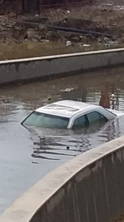 Yeni istifadəyə verilən Sabunçu vağzalında keçidi su basdı,avtomobilər su altında qaldı-FOTO