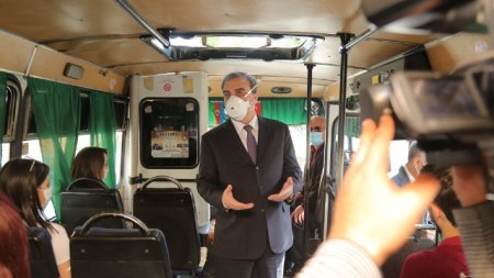 İcra başçısı avtobusa minib, insanları marifləndirdi - FOTOLAR