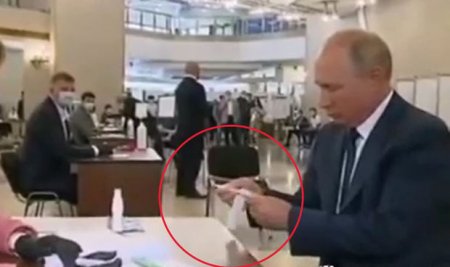 Putin seçki məntəqəsində birdəfəlik qələmdən istifadəyə məcbur edildi - VİDEO