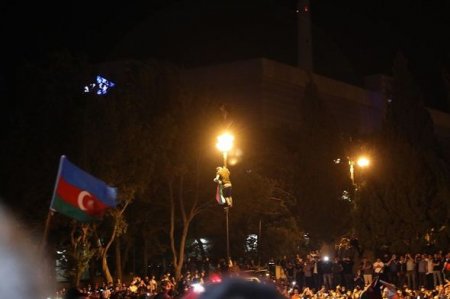 Minlərlə insan Bakıdakı yürüşə qatılıb - FOTO/VİDEO