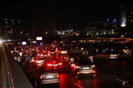 Minlərlə insan Bakıdakı yürüşə qatılıb - FOTO/VİDEO