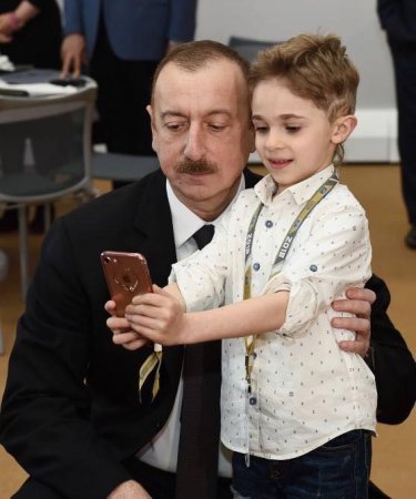 Prezidenti görmək üçün ağlayan uşaq arzusuna çatdı: İlham Əliyev onunla "selfi" çəkdirdi"