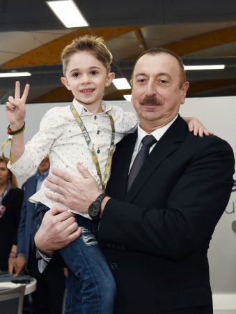 Prezidenti görmək üçün ağlayan uşaq arzusuna çatdı: İlham Əliyev onunla "selfi" çəkdirdi"
