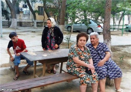 Nəsimi rayonunda sakinlər etiraz etdi: ‘’Xeyir-şər yerimizdə bina tikirlər’’ FOTO/VİDEO