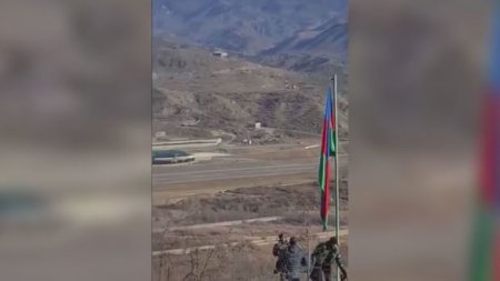 Əsgərlərimiz Qafan aeroportunun qarşısında Azərbaycan bayrağı qaldırdılar - VİDEO
